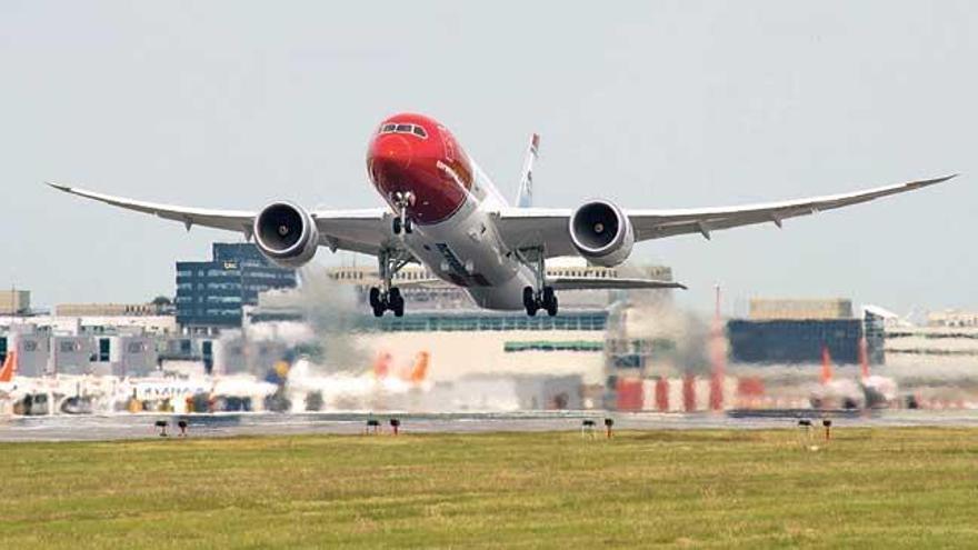 Un avión de Norwegian despega, en imagen de archivo.