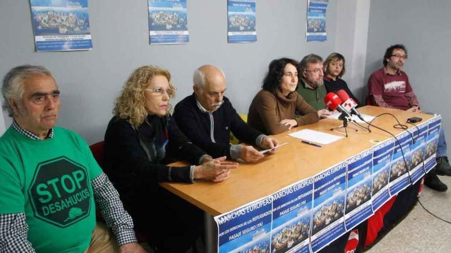 Representantes de los colectivos participantes en la marcha.