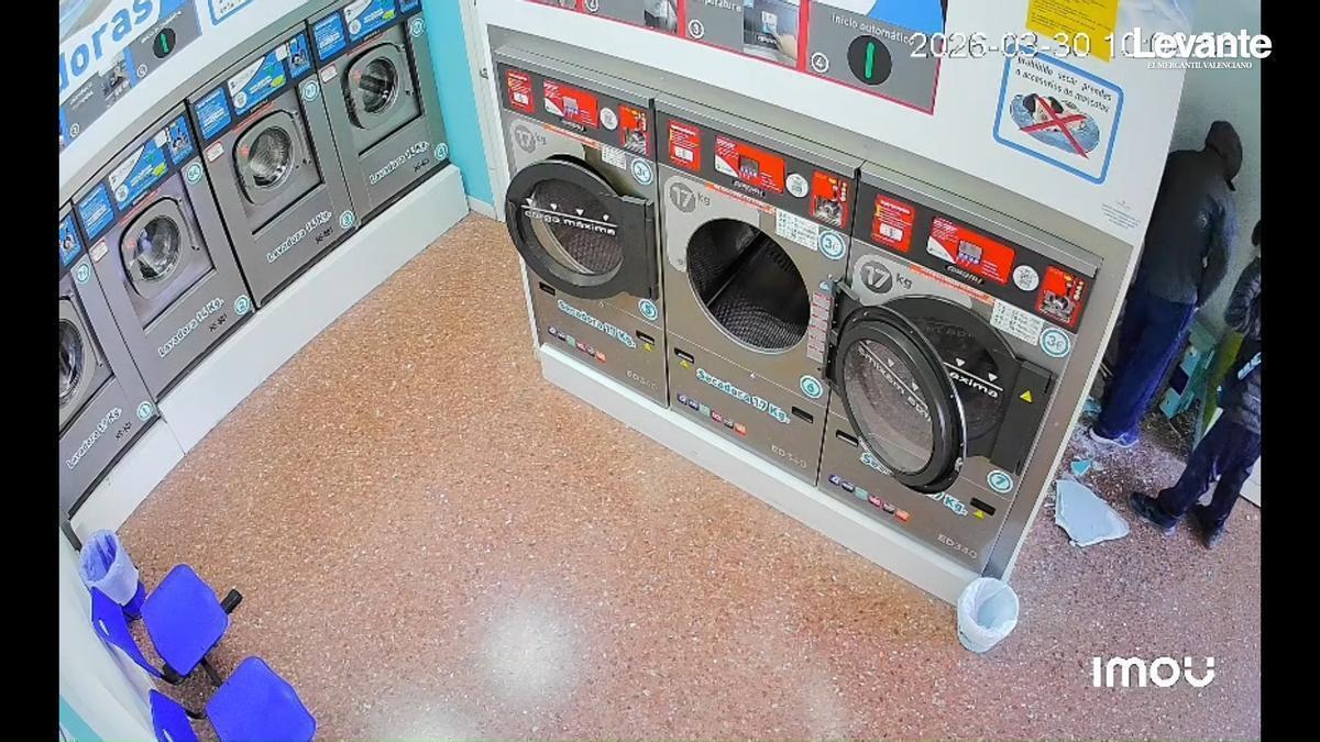 Así fue el robo, a plena luz del día, en la lavandería de Tres Forques en València
