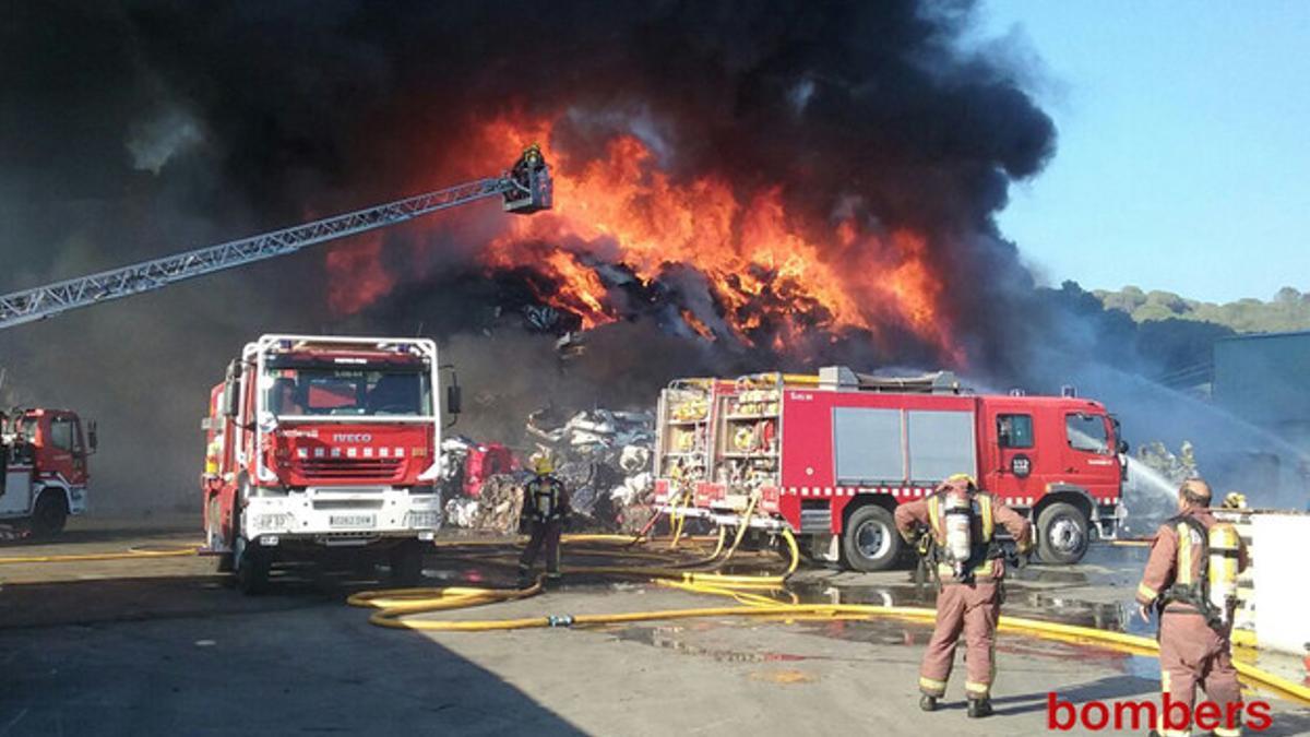 Los bomberos combaten las llamas en la empresa Tradebe de Vallbona d'Anoia.