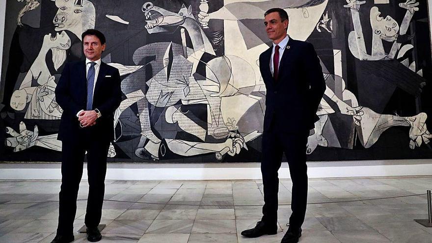 Sánchez recibe a Conte ante el Guernica, en el Reina Sofía, durante la visita del primer ministro italiano.