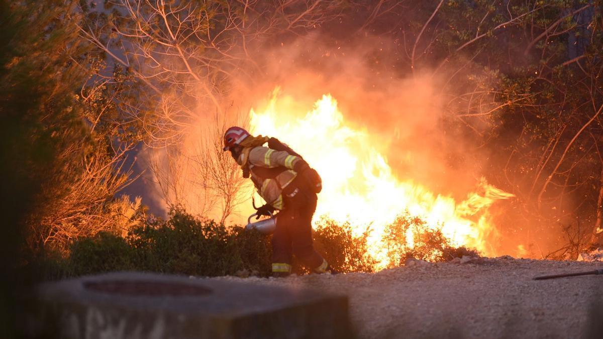 Un efectiu del cos dels Bombers treballa en les tasques d'extinció del foc a Calafell