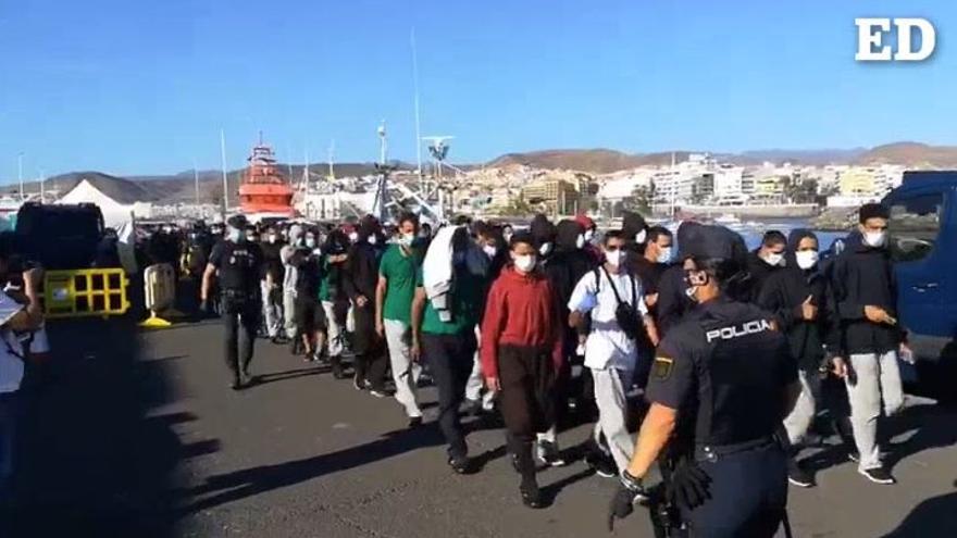 El Estado libera a 227 migrantes en el muelle de Arguineguín