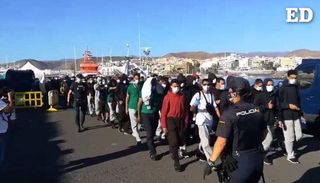 Marruecos alentó la masiva salida de pateras hacia Canarias en el covid: «Los están dejando salir por el Sáhara»