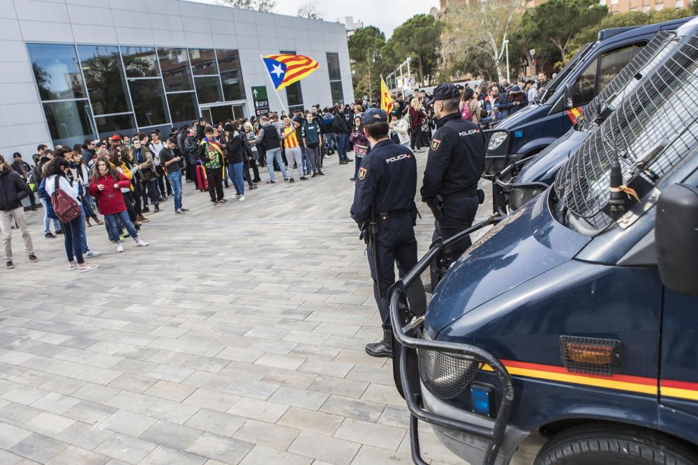 Manifestants tallen les vies del TAV a l'estació de Girona