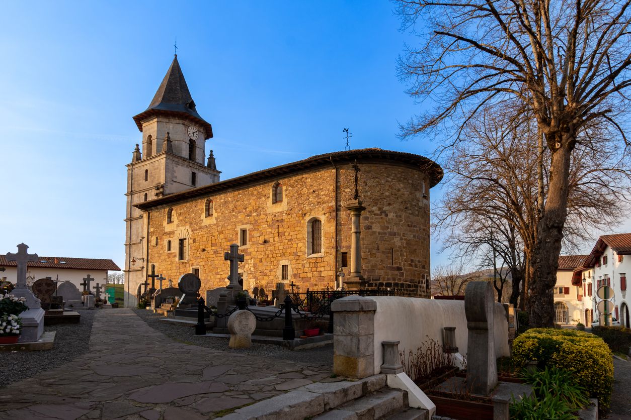 Cementerio e iglesia Nuestra Señora de la Asunción, en Ainhoa.