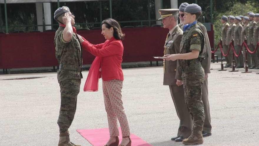 La ministra de Defensa, Margarita Robles, junto a los seis soldados homenajeados. // Santos Álvarez