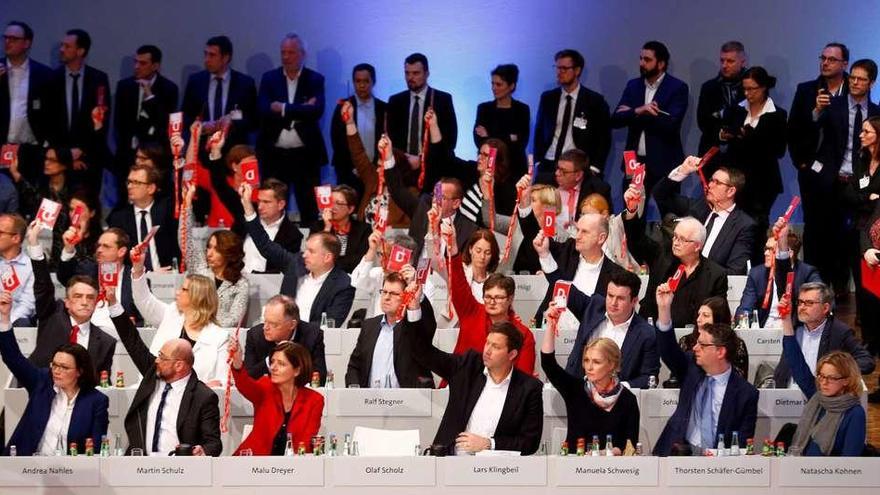 El SPD aprueba por estrecho margen negociar una nueva coalición con Merkel