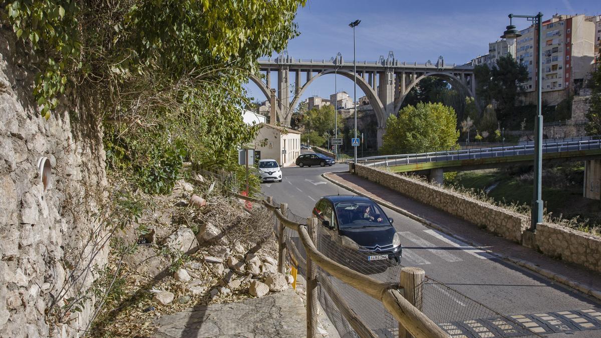 Acceso cortado a las escaleras que bajan desde Isabel la Católica al vial del río Riquer.