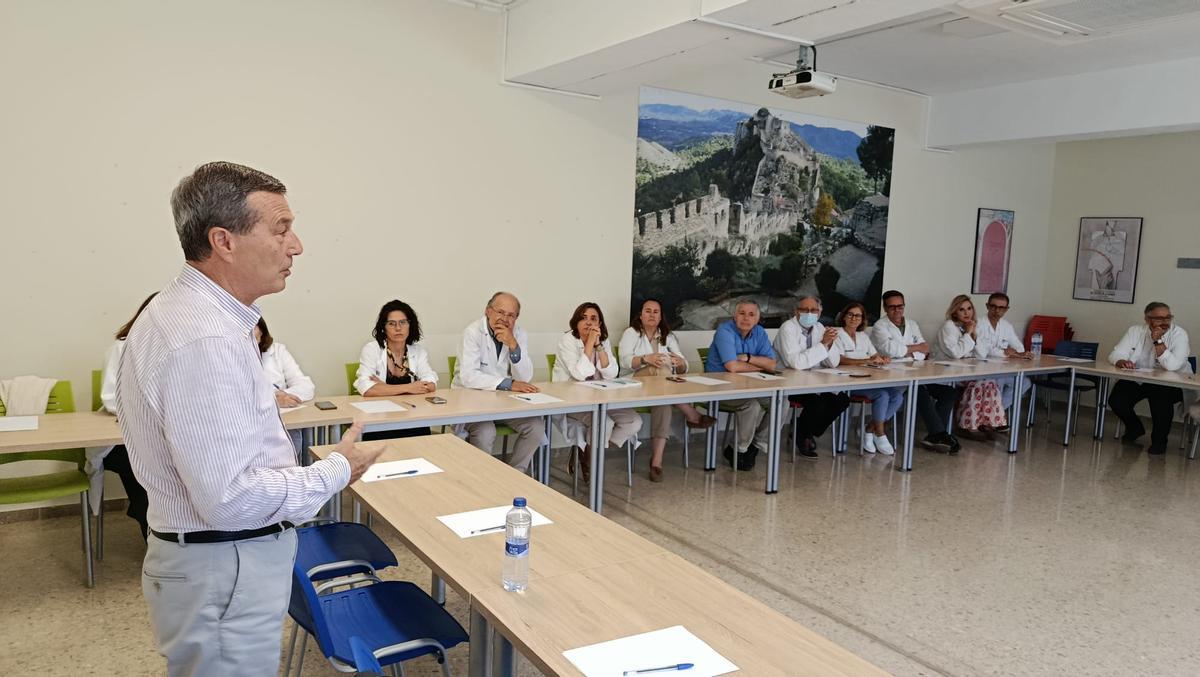Asistentes a la reunión mantenida por el conseller Marciano Gómez con los jefes de servicio de los hospitales de Xàtiva y Ontinyent.