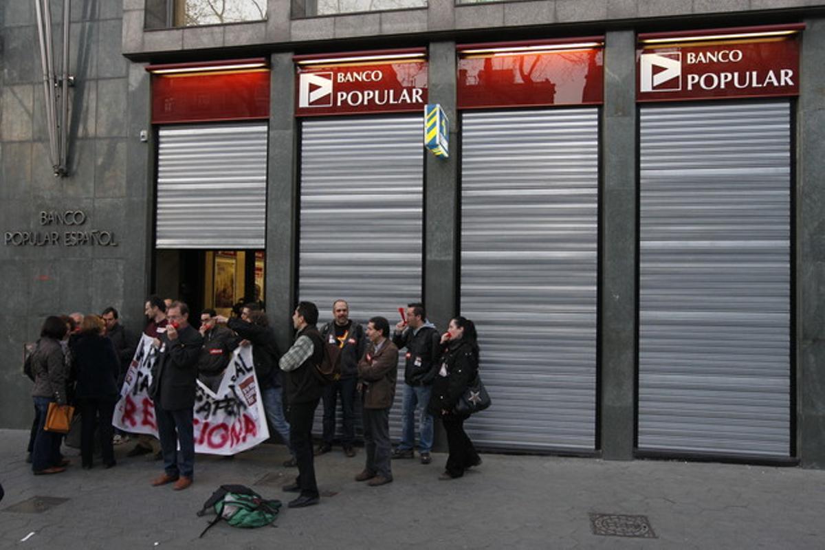 Piquets informatius a la porta del Banco Popular de Barcelona.