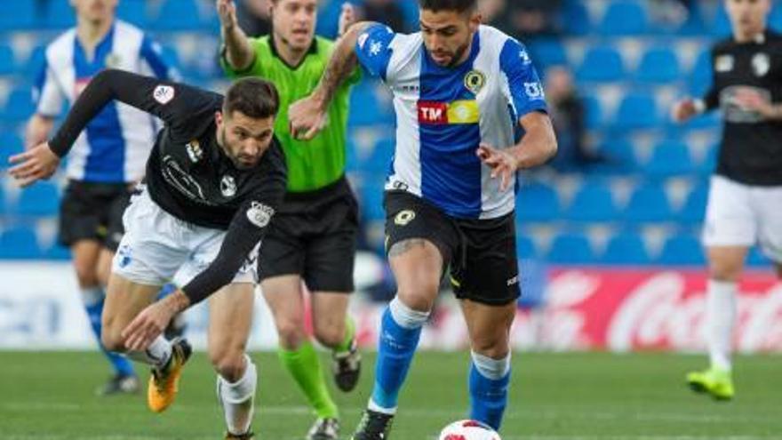 Jona, que sustituyó al lesionado Emaná en el primer minuto, intenta zafarse ayer de un rival.