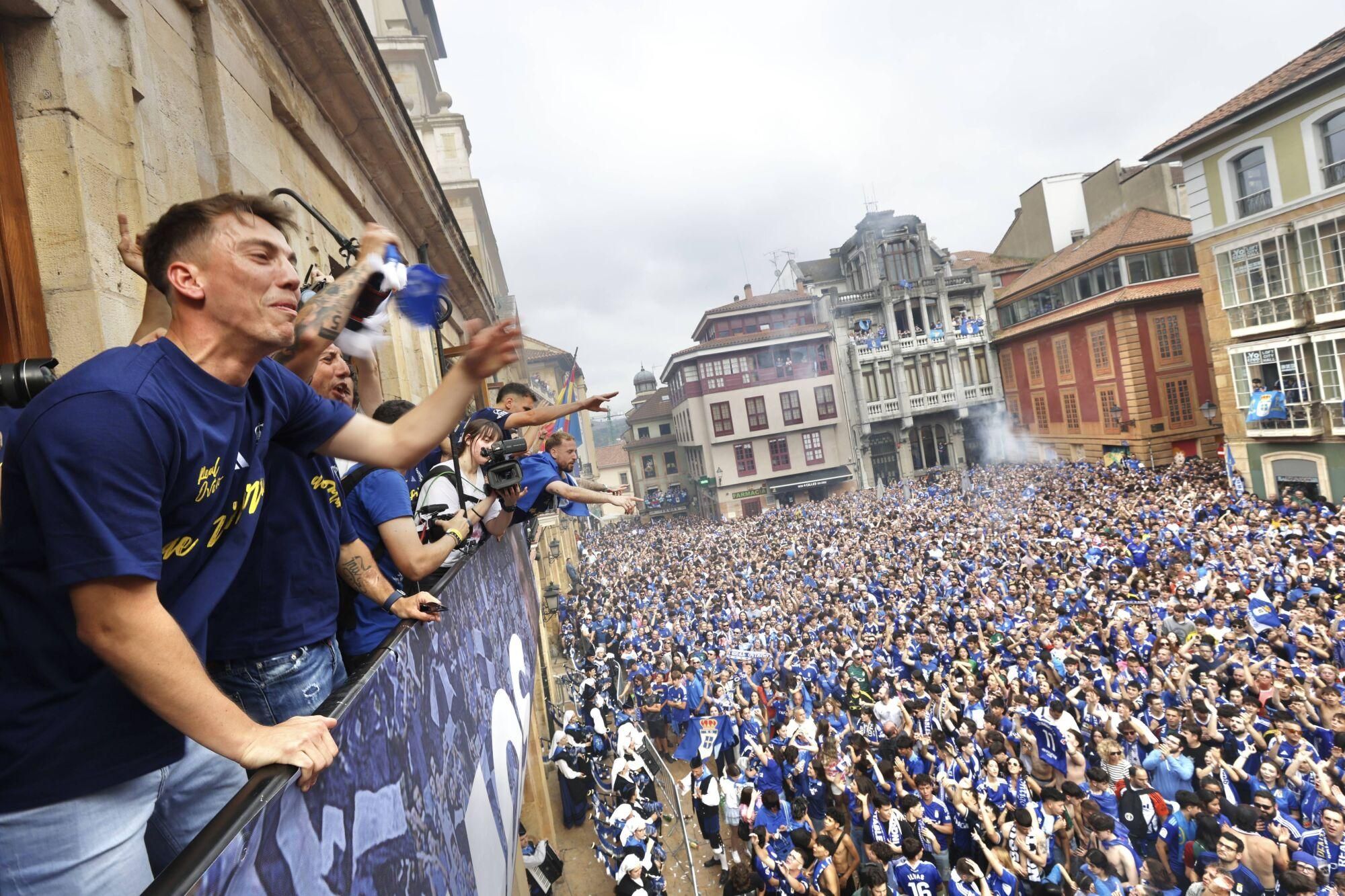Locura azul en las calles de Oviedo para celebrar el ascenso del equipo a Primera División