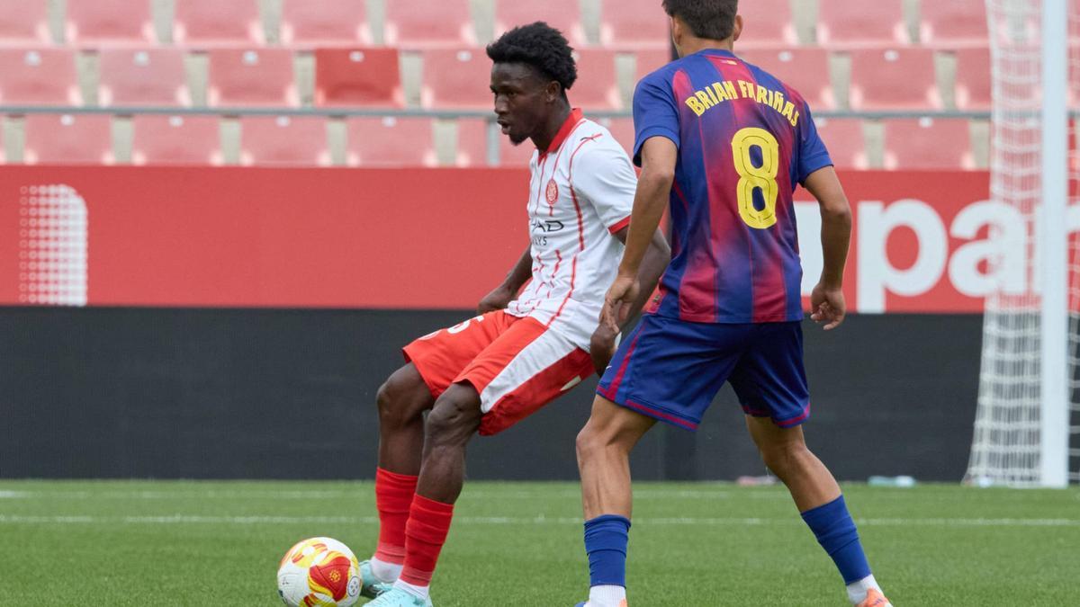 Lass controla la pilota en un acció del partit contra el Barça.
