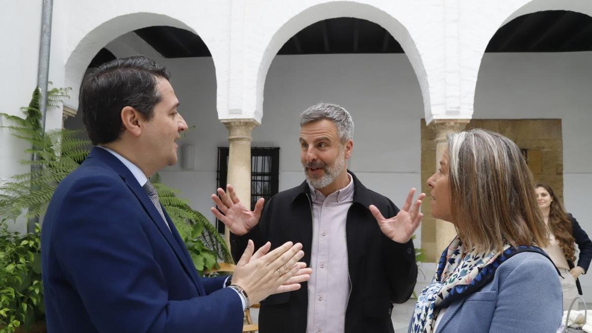 Antonio Ruz (c) conversa con Bellido y Albás en la presentación del proyecto.