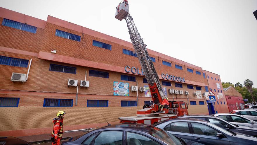Las fuertes rachas de viento provocan el desprendimiento de parte del tejado del Colegio Córdoba