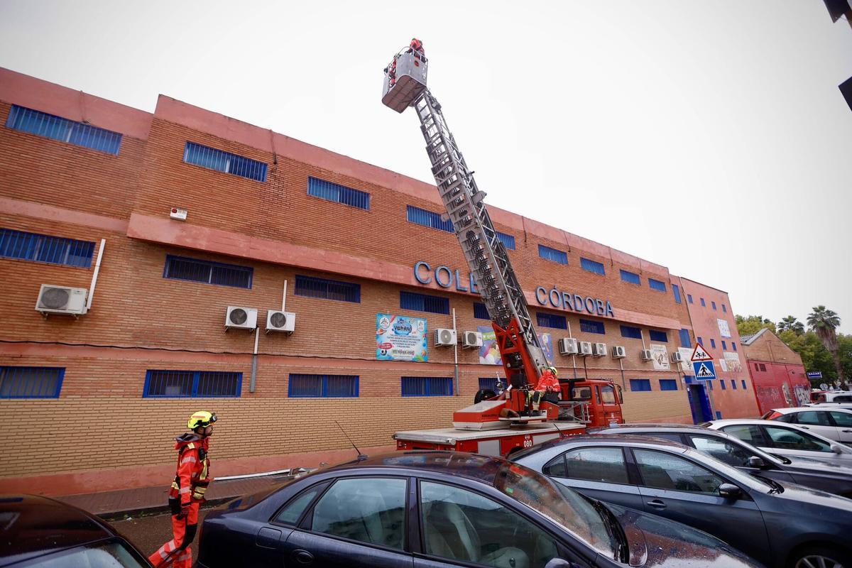 Los bomberos intervienen en el tejado del Colegio Córdoba.