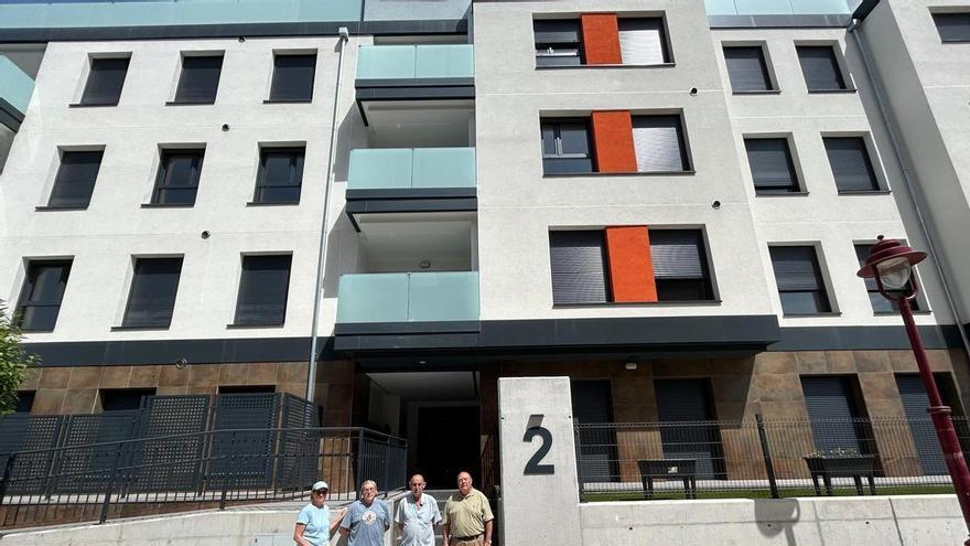 Los primeros vecinos del edificio bloqueado en La Barquerina entran en sus casas: "Estamos contentos, pero no tenemos esa felicidad plena de estrenar un nuevo hogar"