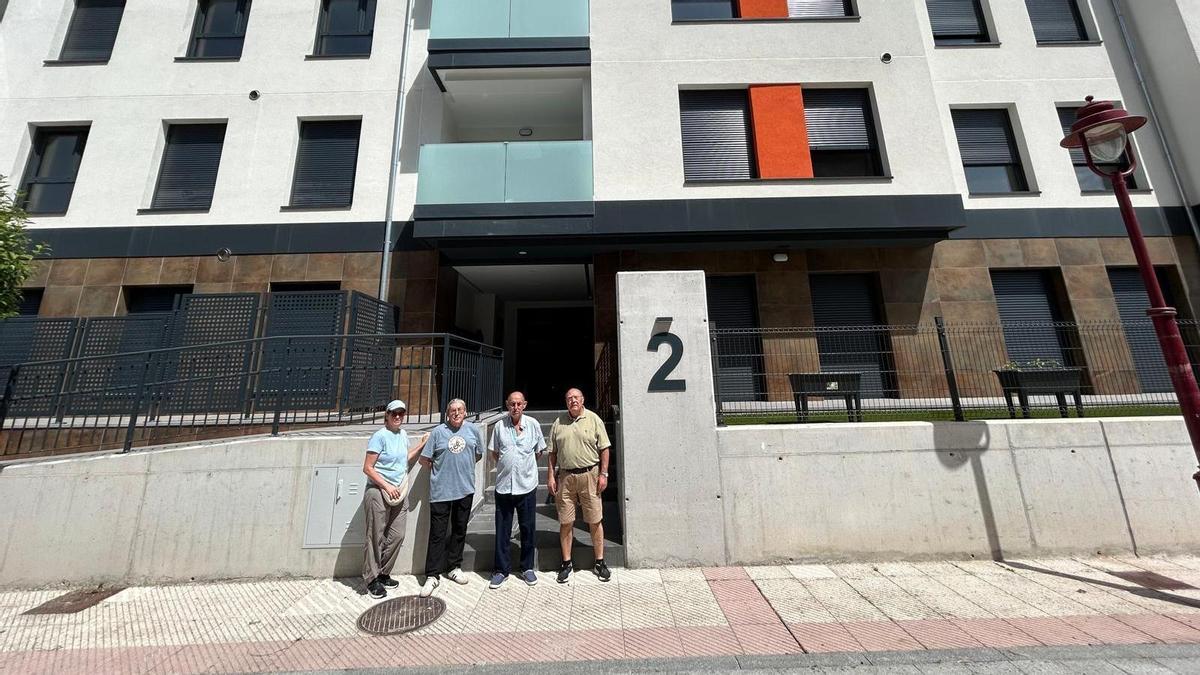 Beatriz Fernández, Joseba Bengoetxea, José Manuel González "Silo",  y Emilio Miranda, ante su bloque de viviendas en La Barquerina (Villaviciosa).