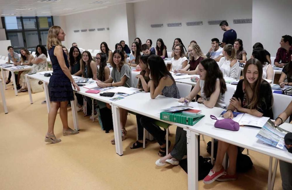 Um 8.30 Uhr (s.t.) haben am Dienstag (12.9.) die Vorlesungen an der neu eingerichteten Fakultät für Medizin an der Balearenuniversität UIB begonnen. Neun von zehn Studierenden sind Frauen.