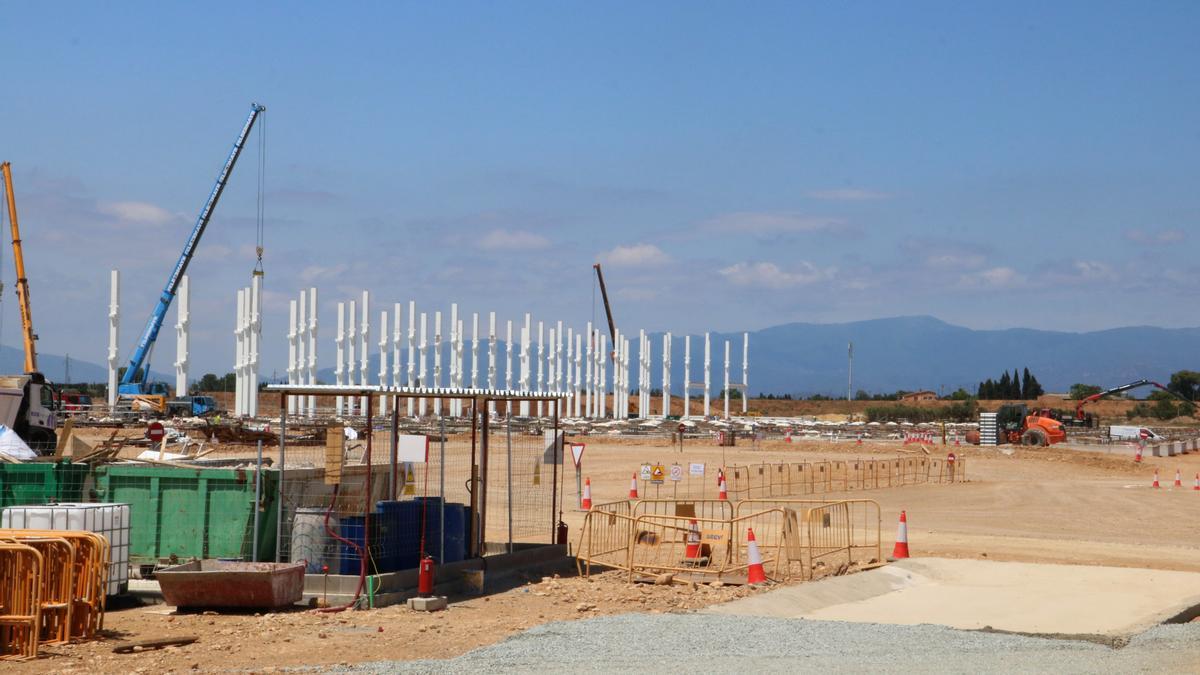 El polígon en construcció que Amazon està aixecant al Logis Empordà.