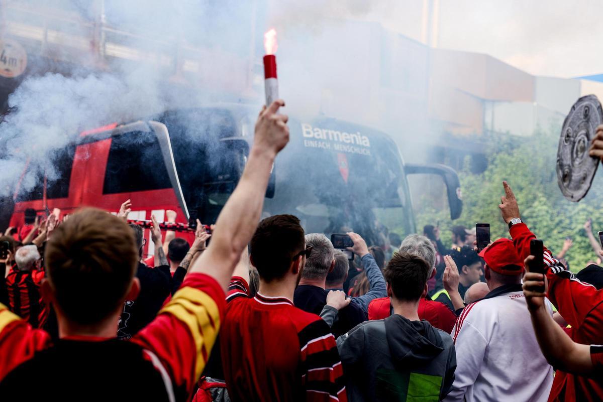 Los seguidores del Bayer Leverkusen reciben al equipo a su llegada al estadio BayArena. Los seguidores del Bayer Leverkusen reciben al equipo a su llegada al estadio BayArena.