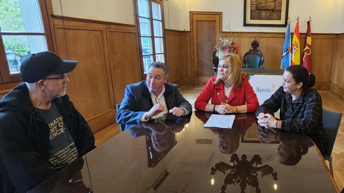 La alcaldesa de Redondela, Digna Rivas, y el presidente de Aproinppa, Francisco Sánchez, ayer, presentan el evento.