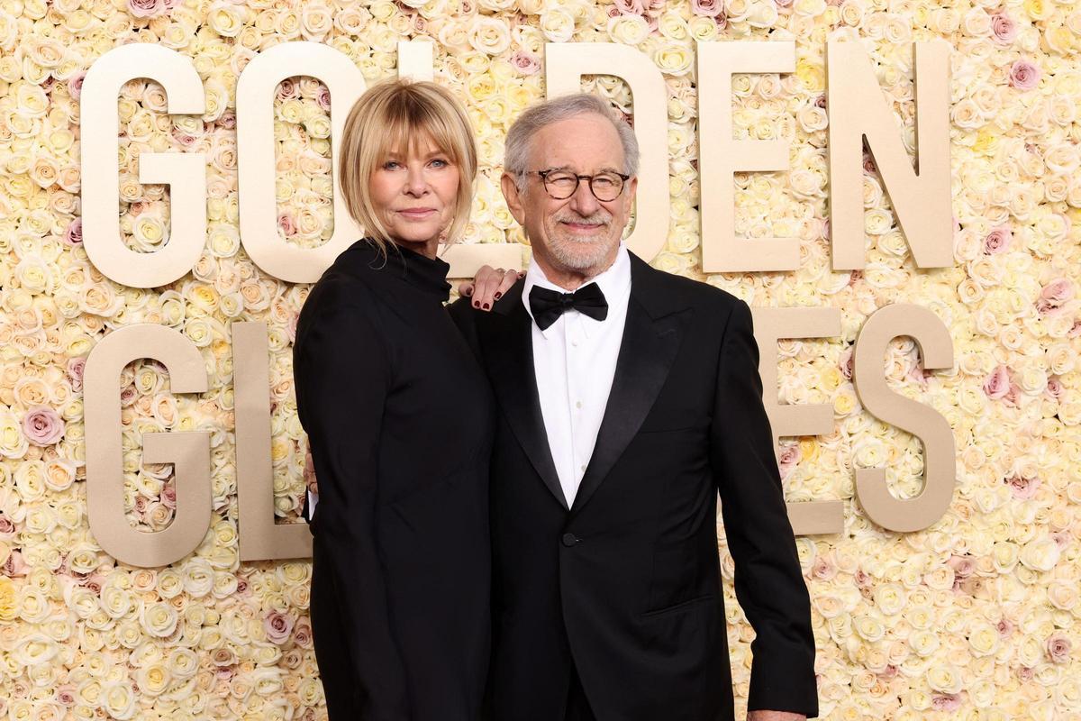 Steven Spielberg y su mujer, Kate Capshaw, en los globos de oro 2024