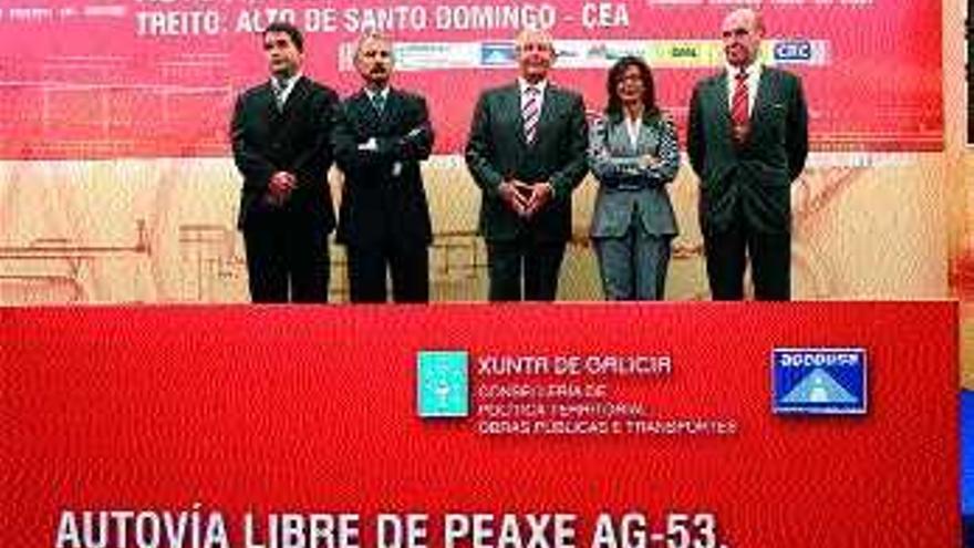 El presidente de la Xunta, Pérez Touriño, y la conselleira de Política Territorial, María José Caride, junto con el alcalde de Carballiño, el delegado del Gobierno y el  director de ACEUSA, durante la inauguración. / jesús regal