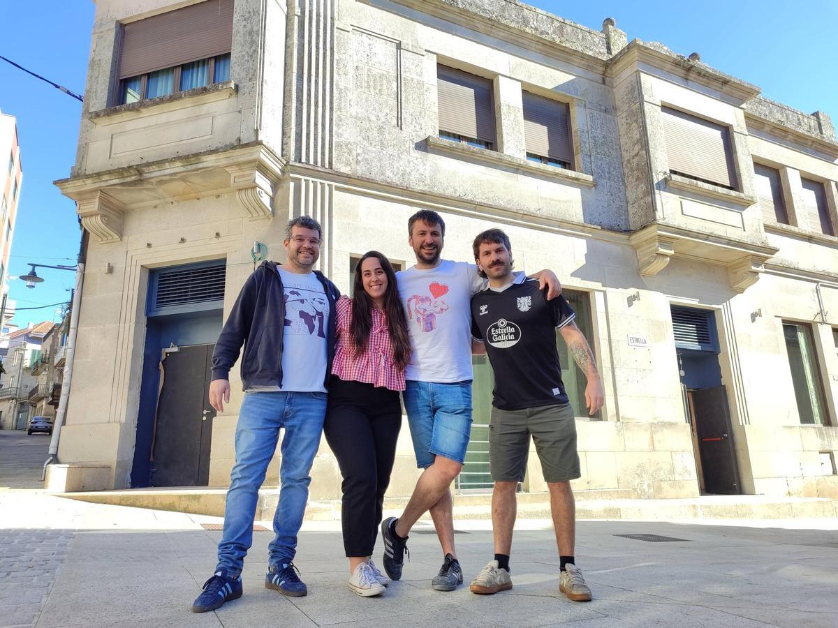 De izquierda a derecha: Roi Campos, Elena Paz, Paulo Bouzas y Andrés García, socios de O Adro y con el local a sus espaldas, en pleno centro histórico de Cangas.