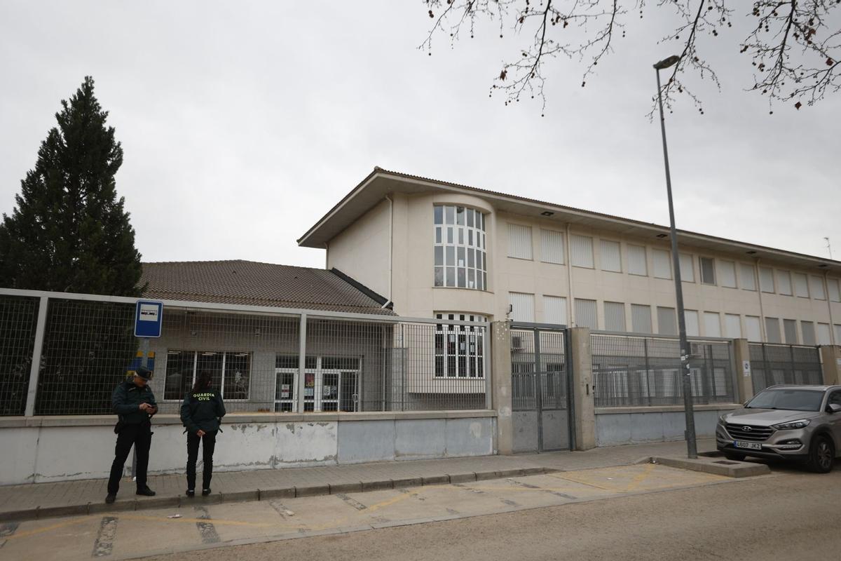 Fachada de uno de los colegios desalojados en Valencia