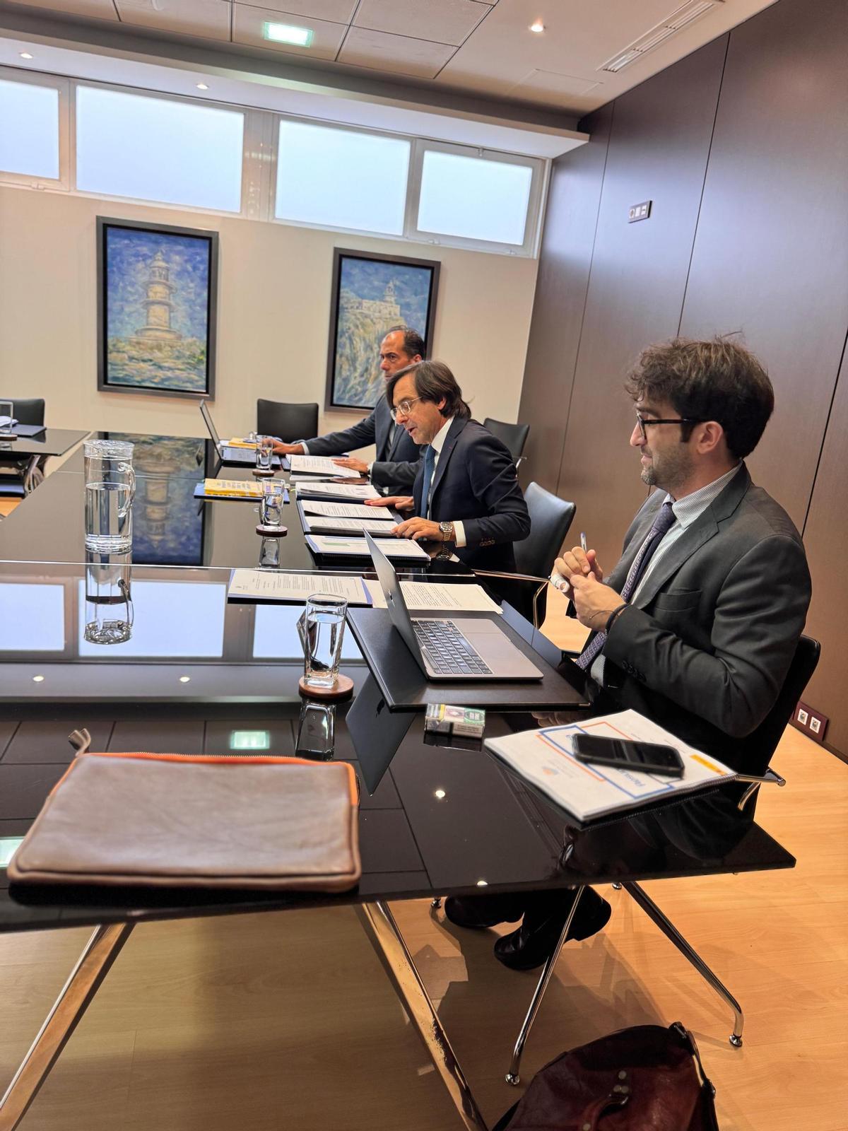 En el centro, Luis Rodríguez durante el consejo del puerto alicantino.
