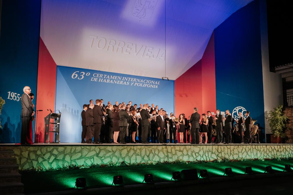 La participación de los coros locales protagonizó la gala de clausura del Certamen Internacional de Habaneras y Polifonía de Torrevieja