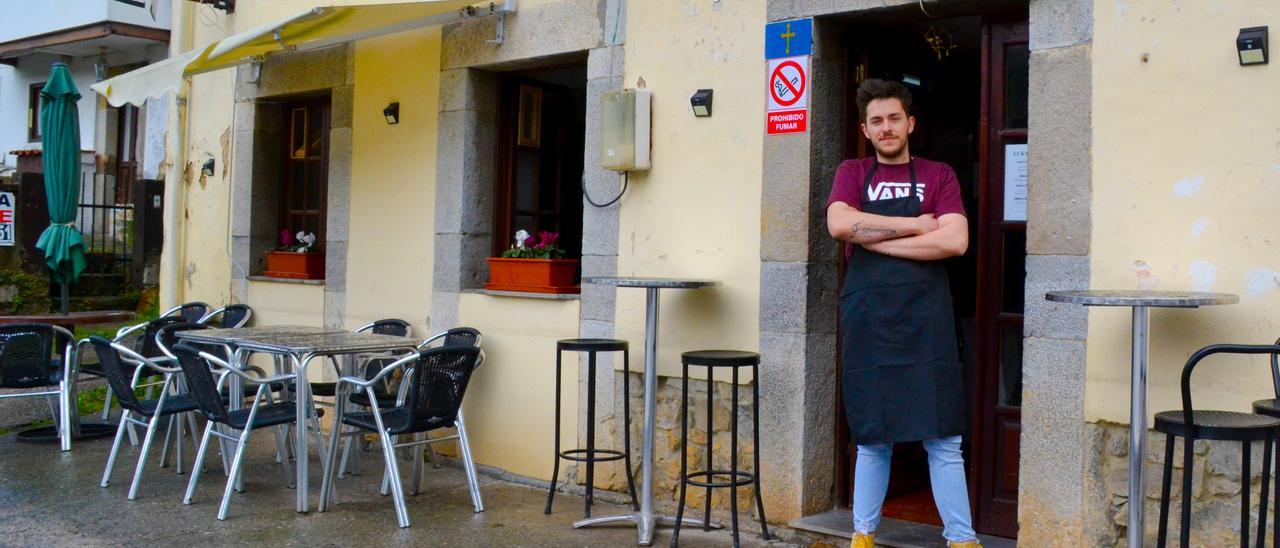 El cocinero Diego Corteguera, a la entrada de su gastrochigre en Berbes (Ribadesella)