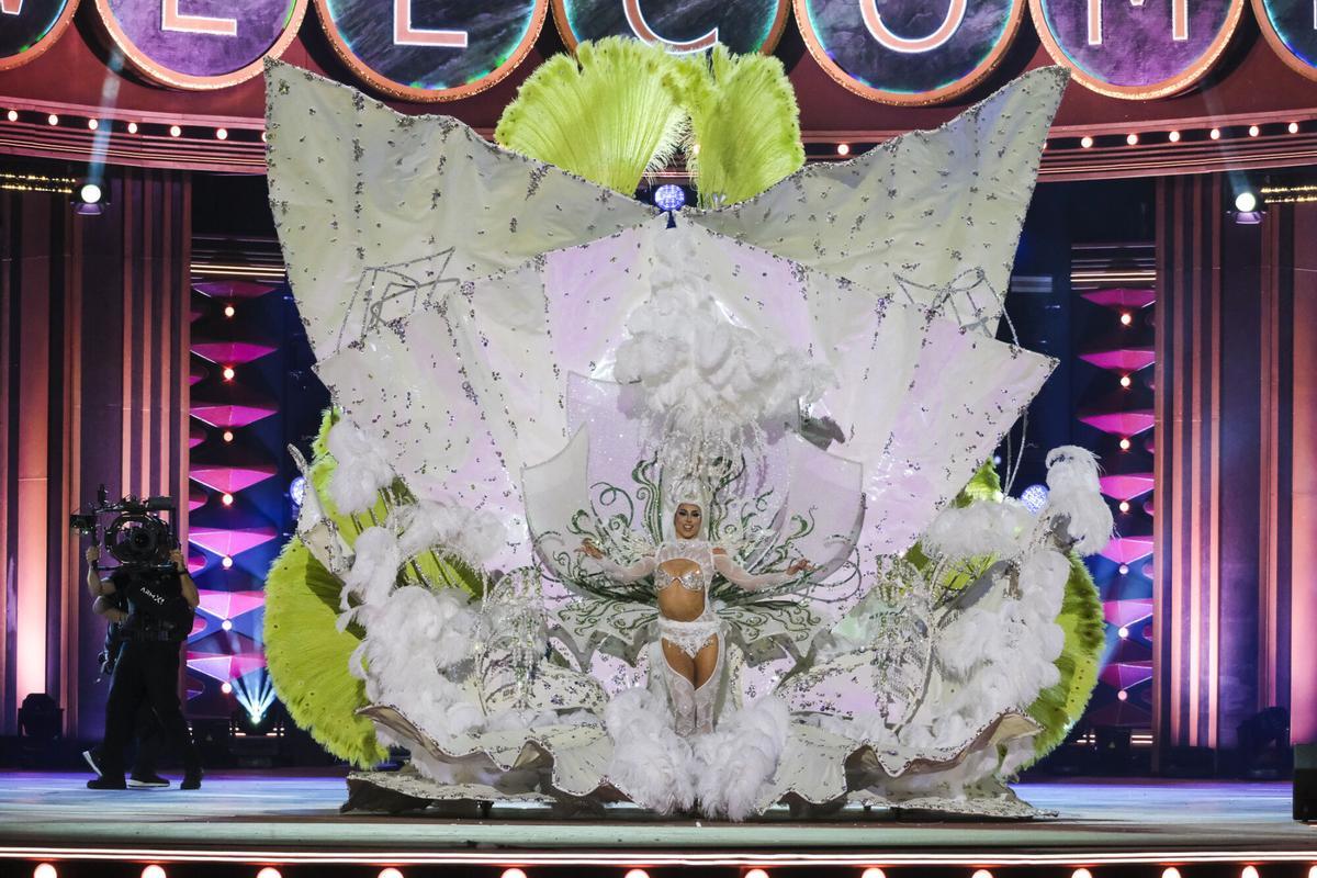 Estrella Jiménez de Bruin, representando a Clínicas Doctora Hernández, presenta el diseño de Josué Saavedra Suárez: «Alquimia»