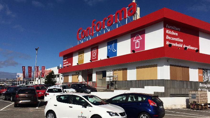 Sede de la tienda de Conforama en Playa Honda, ayer.