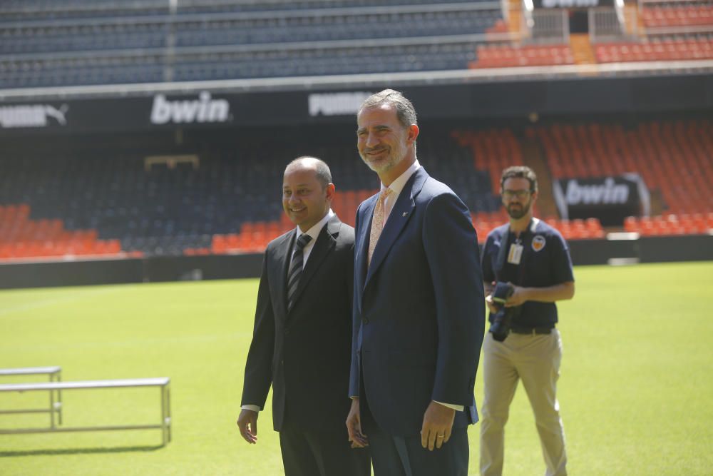 El rey Felipe VI felicita a la plantilla del Valencia CF por conseguir la Copa