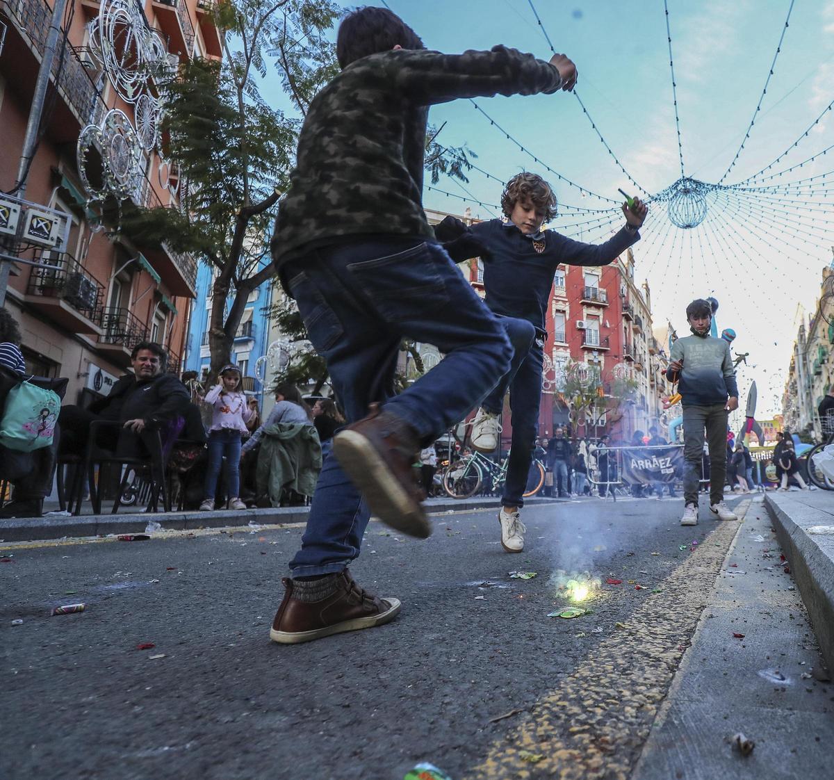 Niños tirando petardos en las Fallas de València.