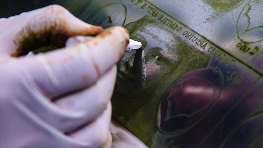 El artista italiano Valerio Aduino Gentile, durante el proceso de elaboración de una plantilla de billetes de creación propia con los que promueve la difusión del arte a través de su intercambio.