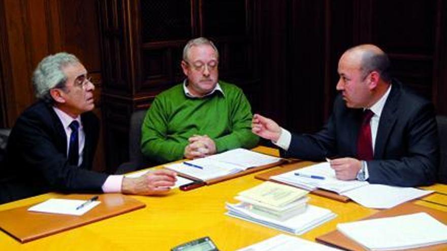 El diputado José María Barrios conversa con los representantes sindicales de los funcionarios.