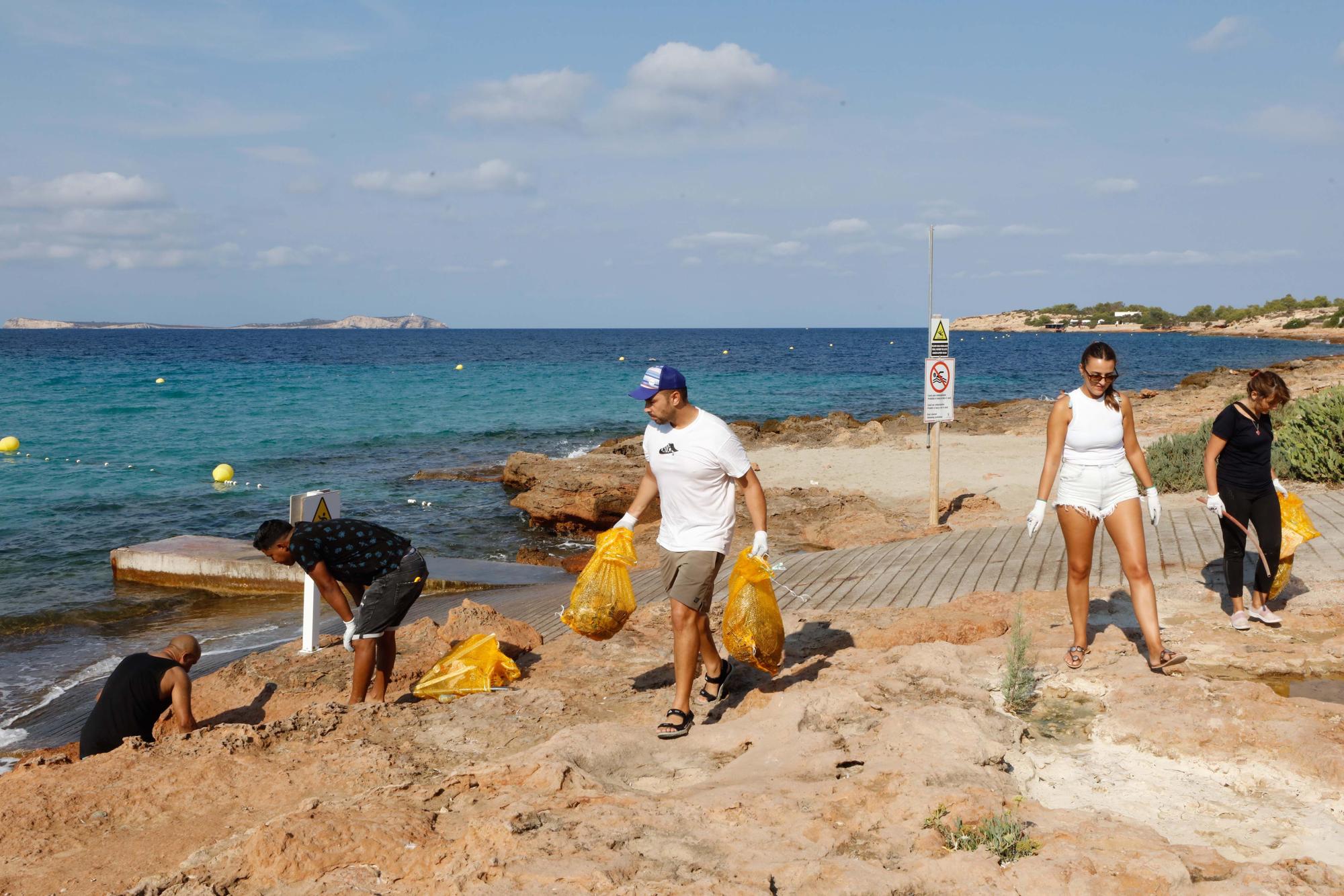 Caló des Moro: muy limpio dentro del agua, un basurero fuera de ella.