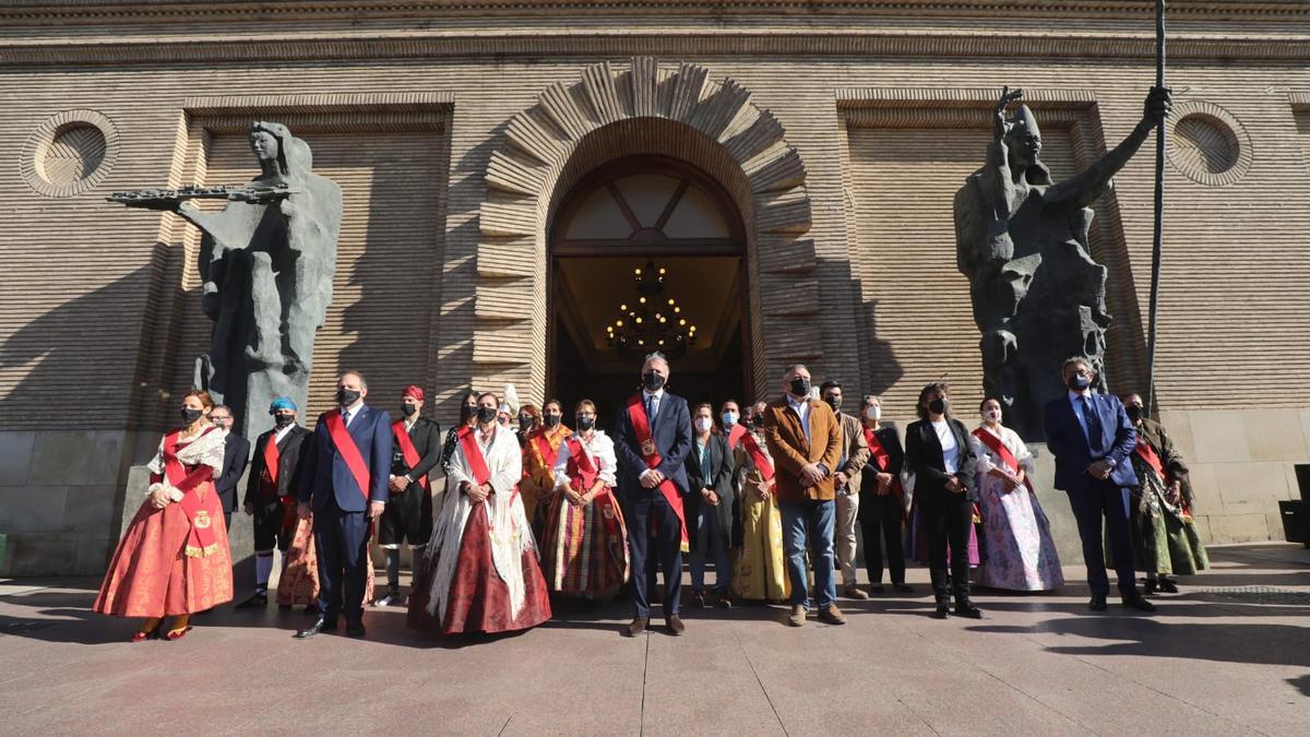 La corporación municipal, a las puertas del ayuntamiento, este martes