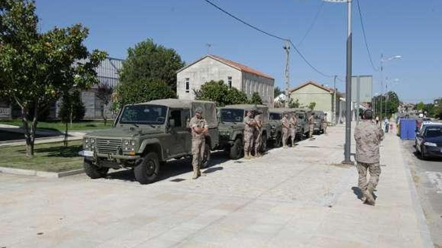 Cuatro patrullas militares, desplegadas ayer en Trasmiras.  // Jesús Regal