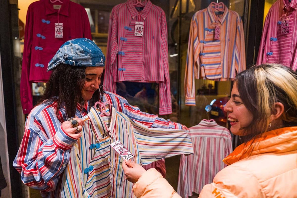 Barcelona. 05/03/2026. On Barcelona. La Vivi Bar, un bar con iconografía religiosa y azulejos estilo cordobés. AUTOR: Marc Asensio Barcelona, Catalunya, España, La Vivi Bar, Gràcia, bar, ambiente, tapas, azulejos, La Virgen, estilo cordobés, iconografía religiosa