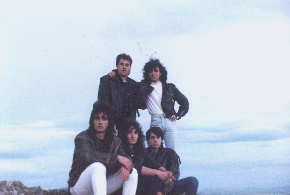 Unha imaxe promocional da formación de Astarot en 1990, despois de gravar o seu primeiro disco