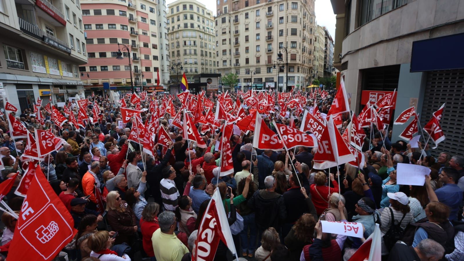 Las calles de València, llenas de simpatizantes y afiliados del PSPV-PSOE.