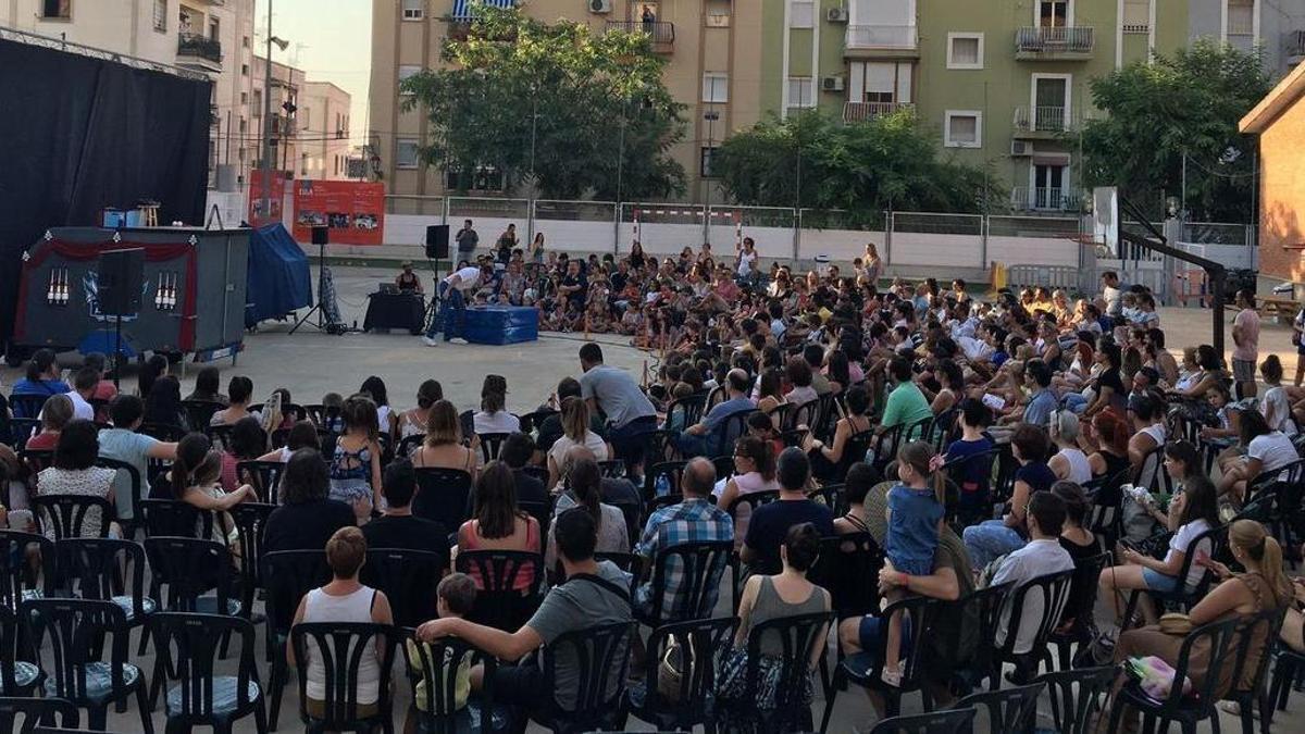 Público asistente a una función infantil en el Martínez Bellver de Xàtiva.