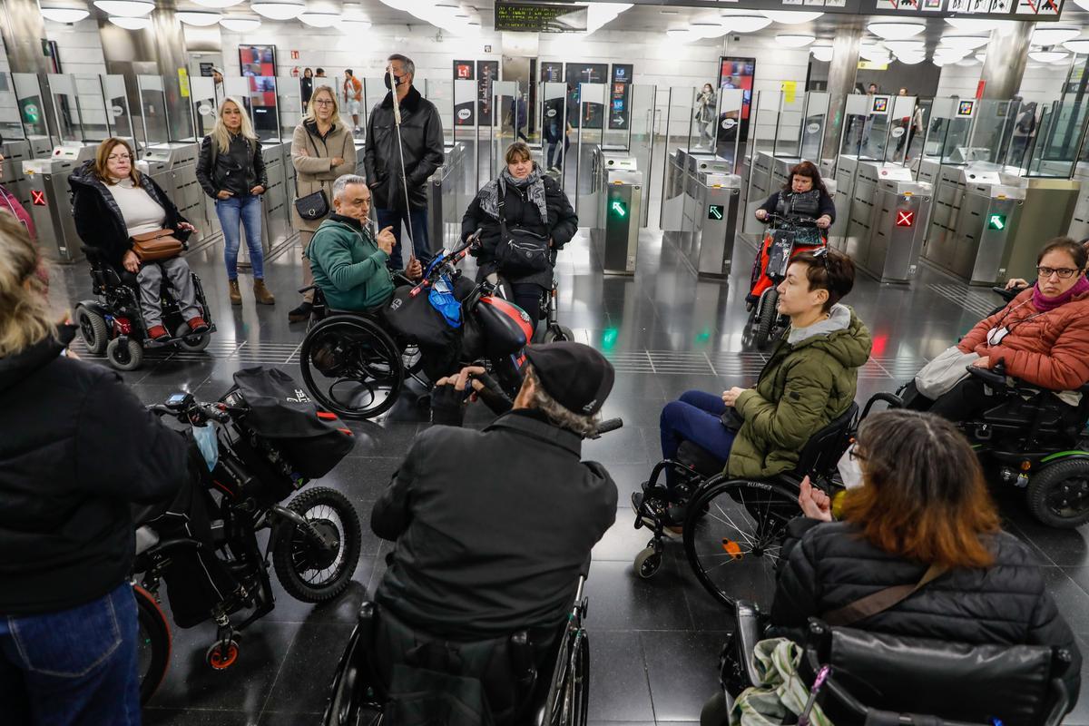 Un grupo de personas en silla de ruedas se manifiesta en la estación de la Sagrera contra los problemas de accesibilidad en el transporte público.