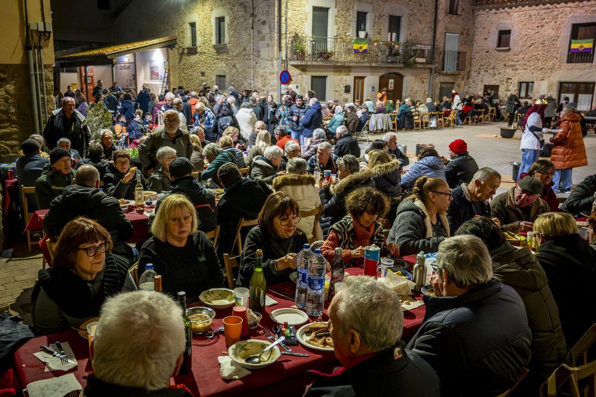El repartiment del ranxo atrau gent de per tot arreu