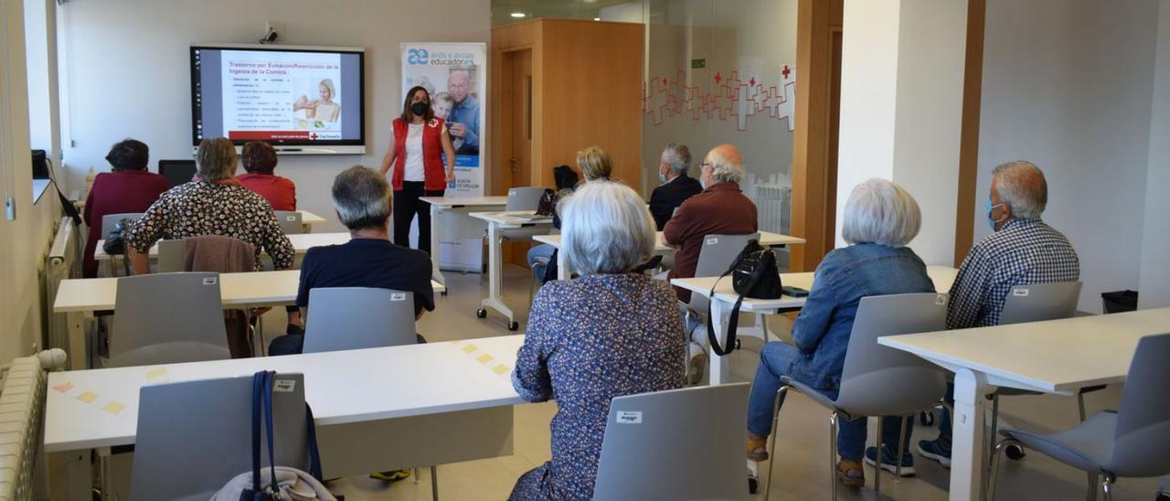 Una sesión del programa de Abuelos educadores, que se imparte en un aula de la sede de Cruz Roja.